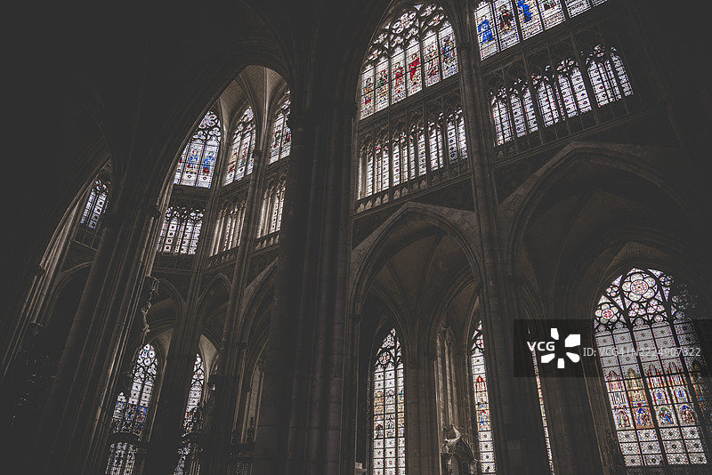 圣欧仁修道院的彩色玻璃和拱门图片素材