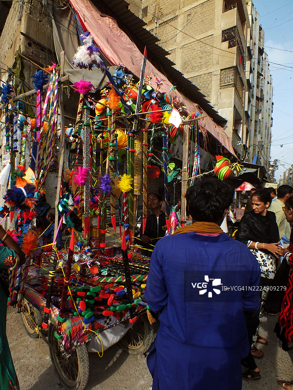 一个巴基斯坦印度教家庭忙于销售玩具和其他游戏材料图片素材