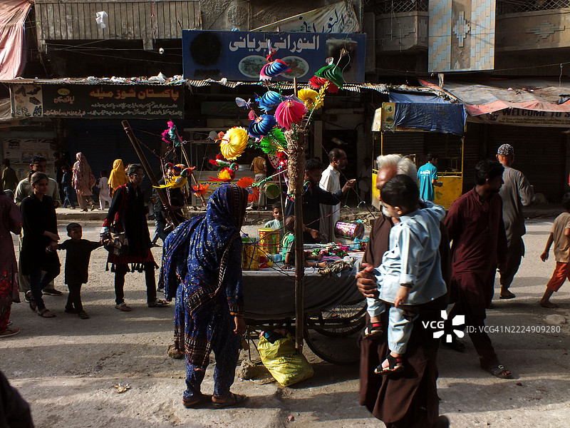 一个巴基斯坦印度教家庭忙于销售玩具和其他游戏材料图片素材