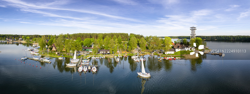 波兰的假期 - 卡舒比亚地区的Wdzydze湖的码头鸟瞰图图片素材