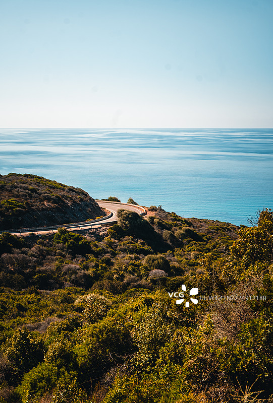 山路与海洋的鸟瞰图图片素材