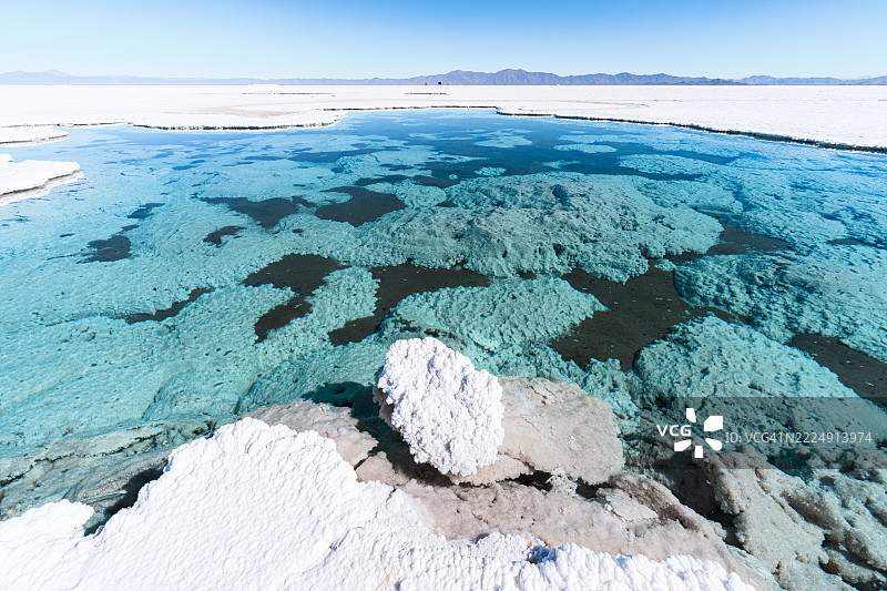 碧绿色的池塘与盐晶体形成物图片素材