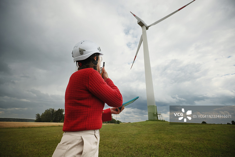 女性工程师正在检查风力涡轮机图片素材