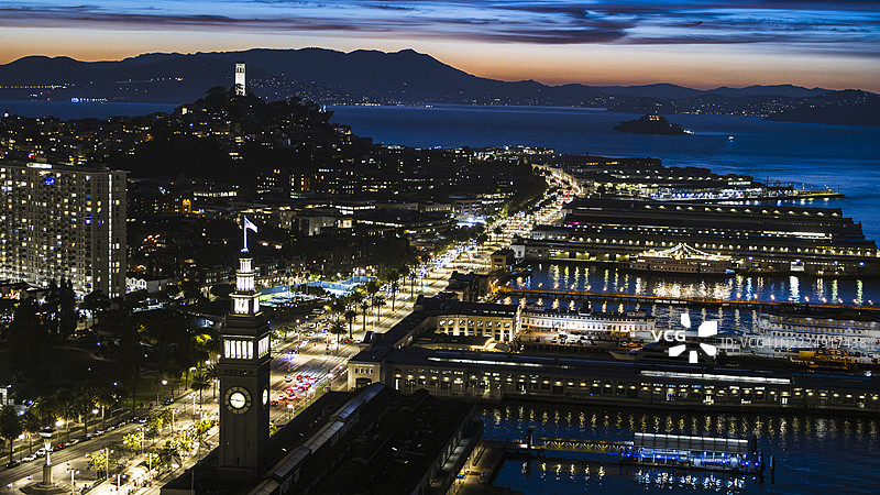 旧金山加利福尼亚州的海滨大道和渡轮大楼在日落时的高角度视图。图片素材