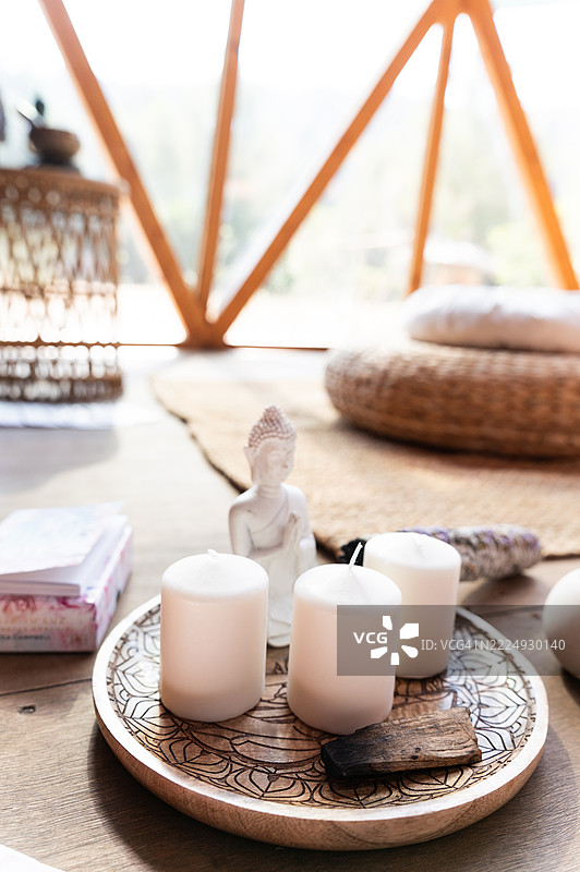 营造一个宁静的氛围以进行冥想和瑜伽练习图片素材