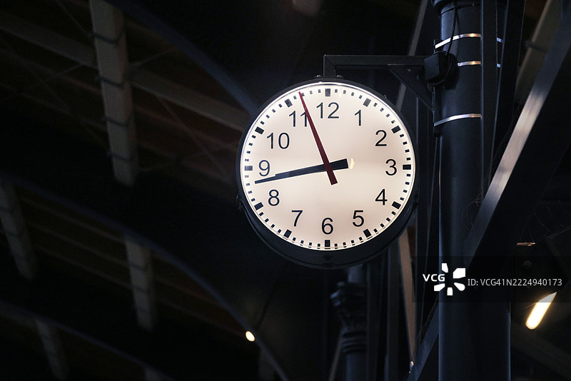 夜间火车站台时钟的特写视图图片素材