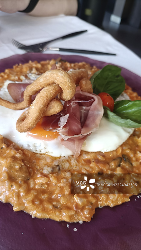 奶油红雀风味米饭配煎蛋和塞拉诺火腿图片素材