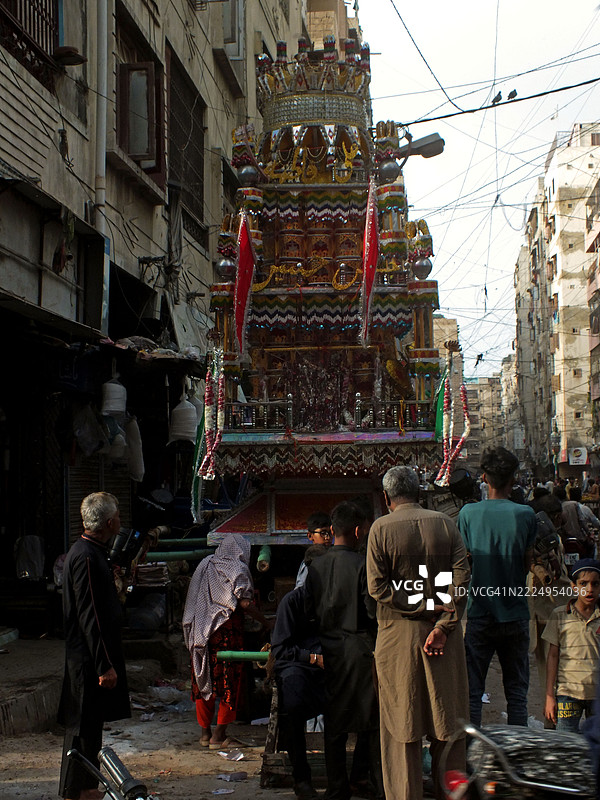 逊尼派穆斯林信徒在阿舒拉节期间带领塔兹亚游行穿过街道图片素材