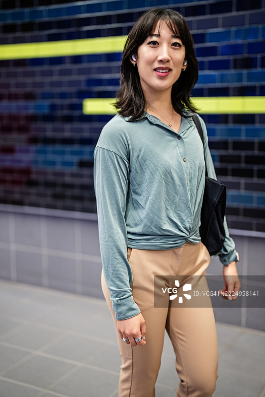 千禧一代女商人在地铁站图片素材