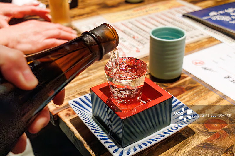 我们喝的是来自静冈县的Isojiman大吟酿。酒杯、枡和盘子都装满了。图片素材