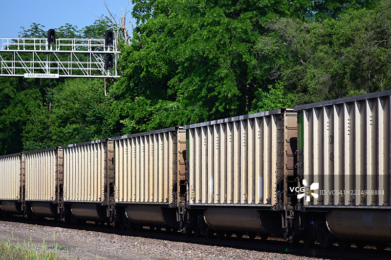 空的煤炭列车驶向煤矿图片素材
