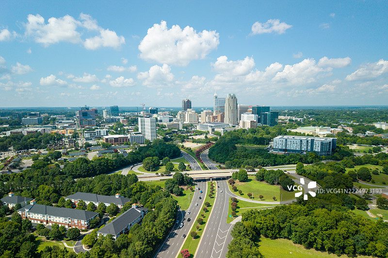 北卡罗来纳州罗利 - 天际线与高速公路 - 晴天 - 广角镜头图片素材