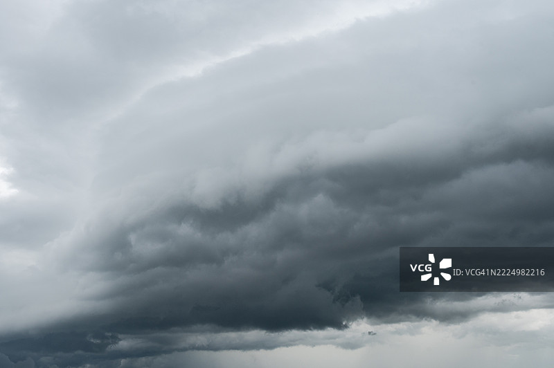 天上出现了弓形云。弓形云是与强雷暴相关的壮观低层、细长的云。图片素材