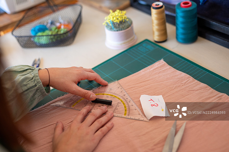 年轻女性纺织企业家在她的创意工作室里图片素材