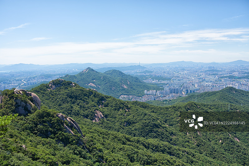 首尔山脉的夏季周末徒步旅行图片素材