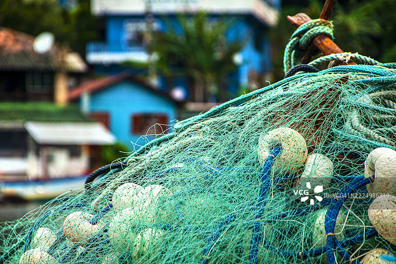 渔网和背景中的房屋。渔村。巴拉达拉戈阿，弗洛里亚诺波利斯，圣卡塔琳娜，巴西。图片素材