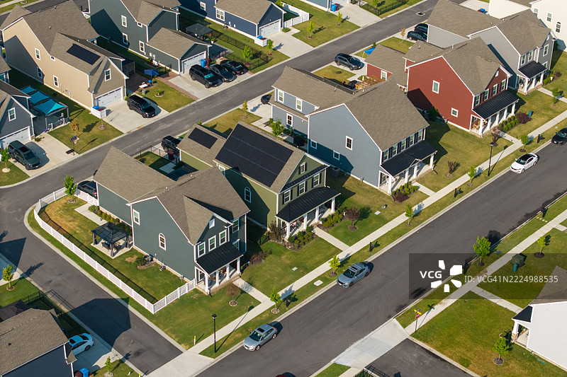 新社区 - 装有太阳能电池板的房屋 - 弗吉尼亚州 - 高角度长焦镜头图片素材