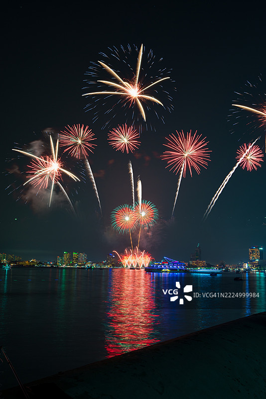 芭提雅国际烟花节，芭提雅最盛大的烟花节，泰国春武里省图片素材