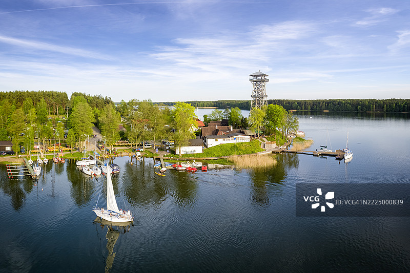 波兰的假期 - 卡舒比亚地区的Wdzydze湖的码头鸟瞰图图片素材