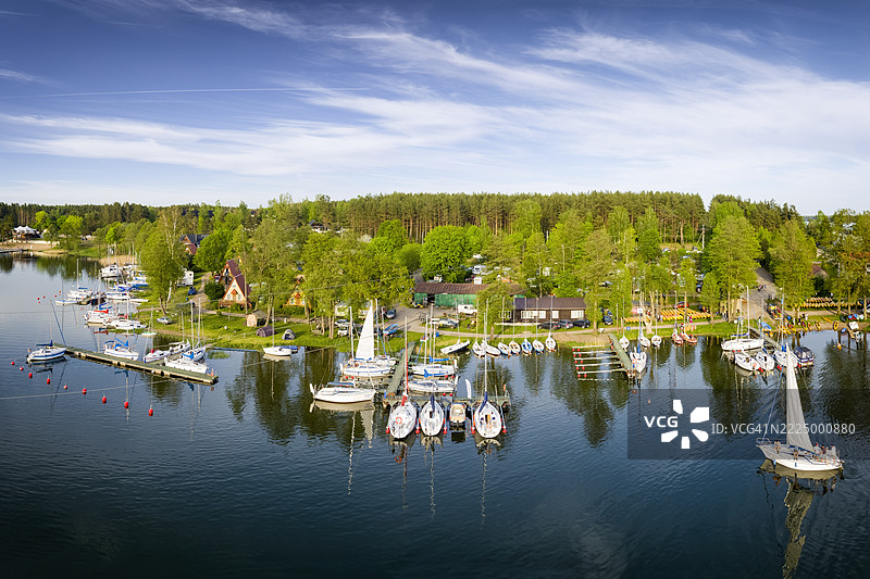 波兰的假期 - 卡舒比亚地区的Wdzydze湖上的码头鸟瞰图图片素材