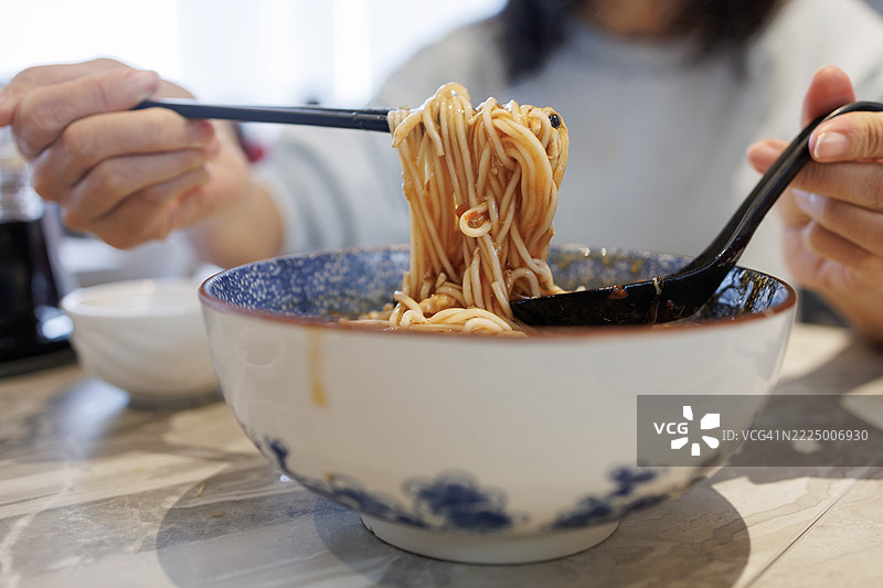 四川风味拉面配酸辣海鲜汤图片素材