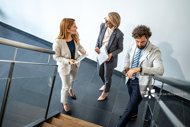 商务人士在楼梯上讨论工作图片素材