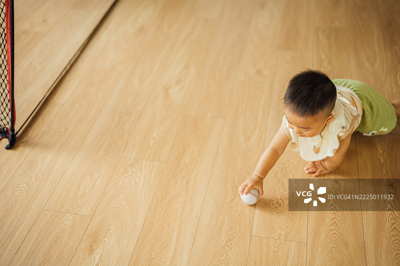 小男孩在玩耍图片素材