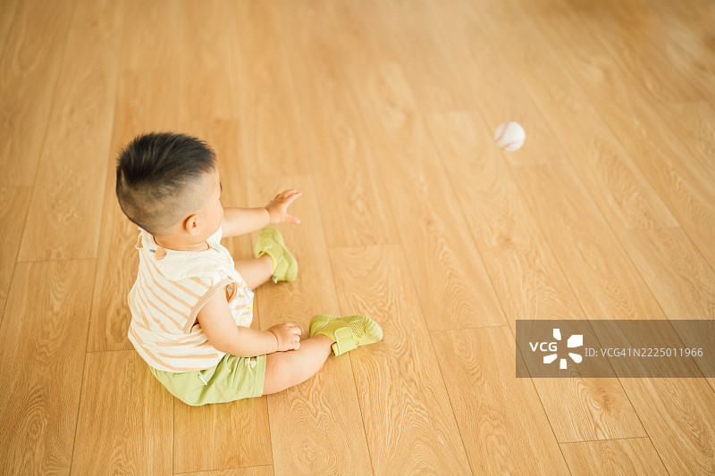 小男孩在玩耍图片素材