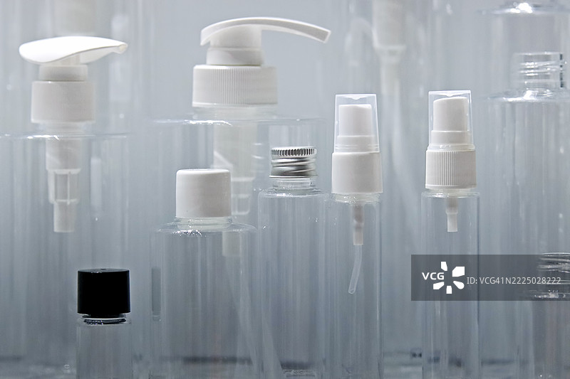 清晰塑料化妆品和个人护理包装的特写视图。图片素材