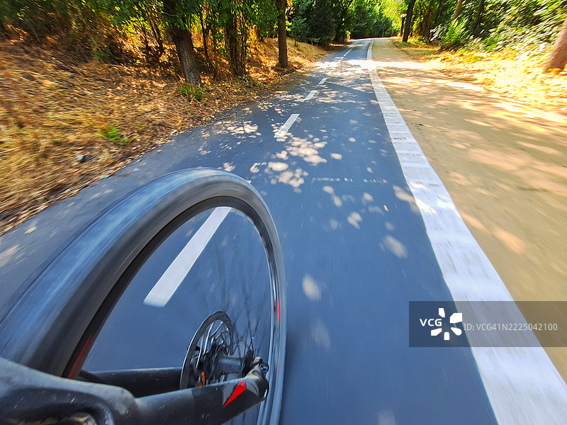 在自行车道上骑行图片素材