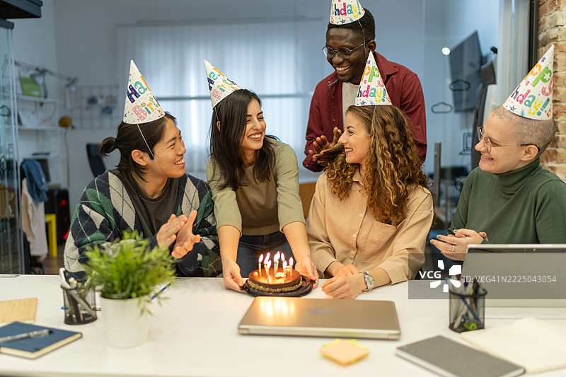 快乐的同事们在现代办公室庆祝生日图片素材