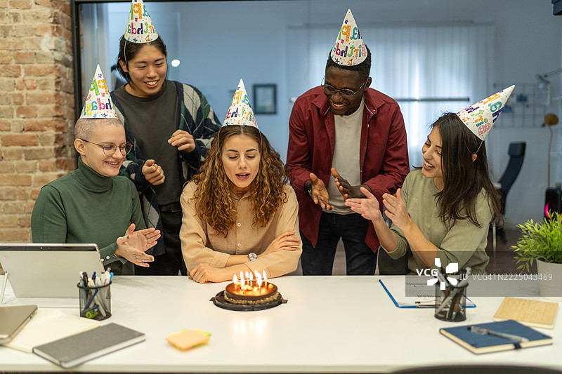 同事们在办公室庆祝生日图片素材
