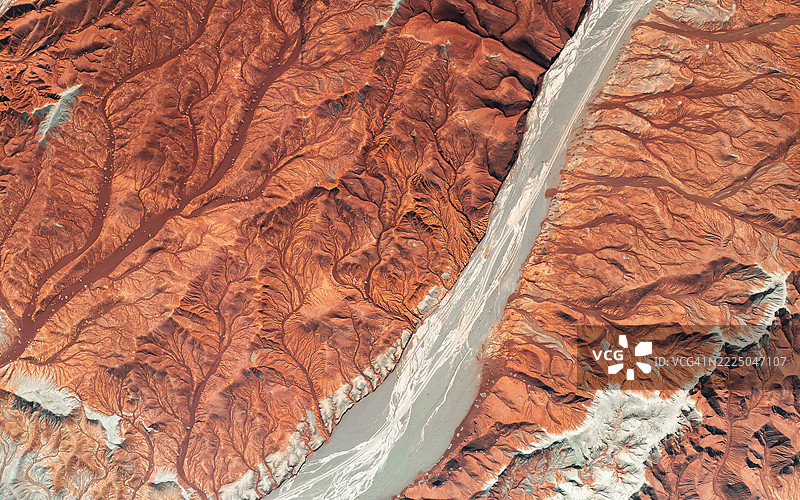 中国甘肃：无人机拍摄的生机勃勃、侵蚀严重的沙漠荒地，干涸的河床。图片素材