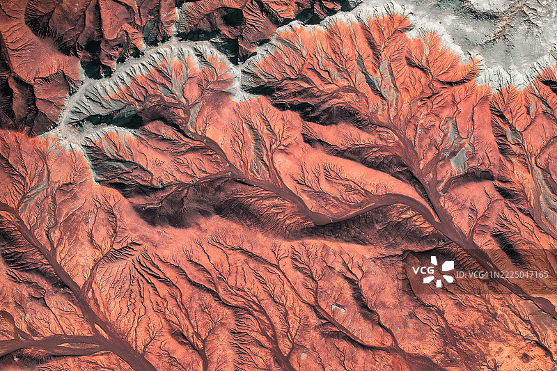 中国甘肃：无人机拍摄的生机勃勃、侵蚀严重的沙漠荒地和干涸的河床。图片素材