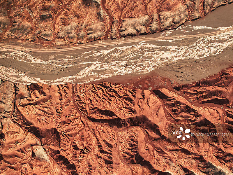 甘肃，中国：无人机拍摄的生机勃勃、侵蚀严重的沙漠荒地，干涸的河床。图片素材