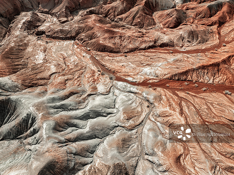 甘肃，中国：无人机拍摄的生机勃勃、侵蚀严重的沙漠荒地，干涸的河床。图片素材