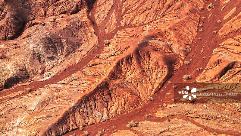 甘肃，中国：无人机拍摄的生机勃勃、侵蚀严重的沙漠荒地，干涸的河床。图片素材