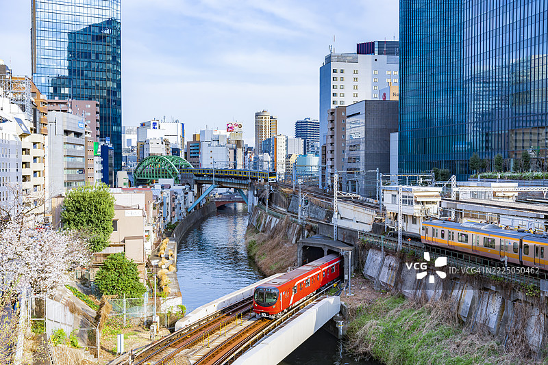 从东京御茶水站的聖桥俯瞰铁路交叉口的三列火车图片素材