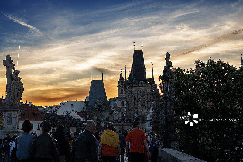 布拉格捷克共和国日落时分的查尔斯桥著名标志性景象图片素材