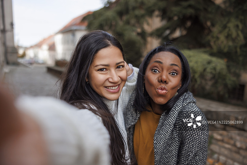 女性在度假时探索新城市，开心地自拍图片素材