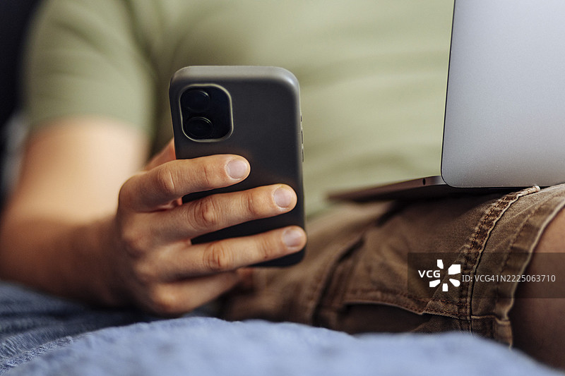男子查看智能手机图片素材