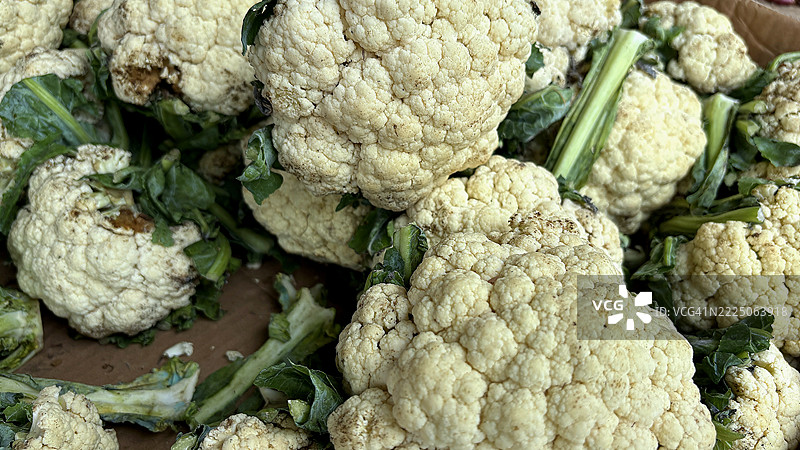 天然花椰菜，质感朴实，非常适合农场到餐桌、素食和健康饮食的视觉效果图片素材