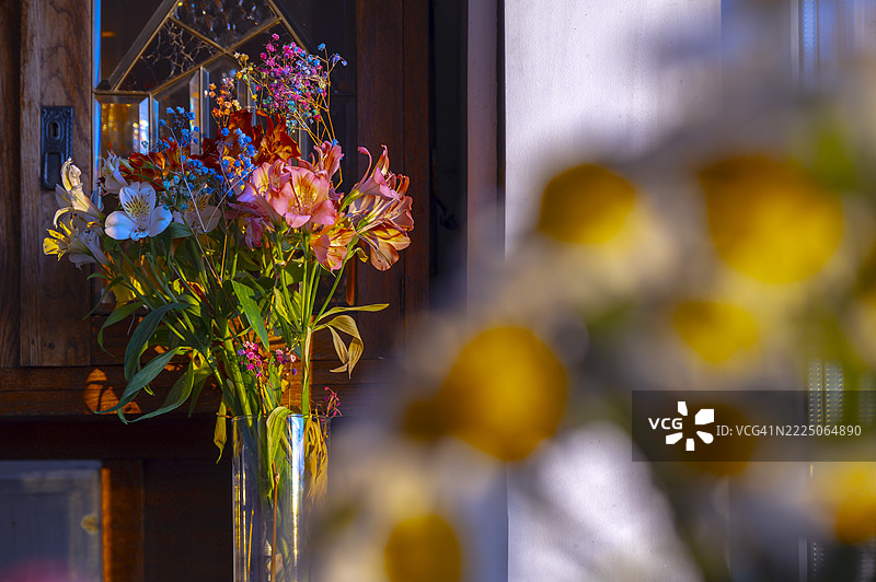 厨房里日落时分的花瓶中盛开的五彩缤纷的花朵图片素材