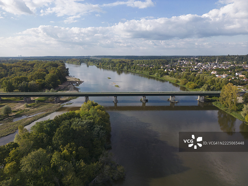 卢瓦尔河和布里埃尔运河的鸟瞰图图片素材