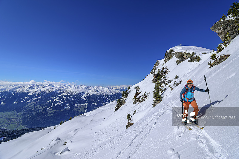 成熟的女人在奥地利蒂罗尔州的卡文德尔山徒步旅行图片素材