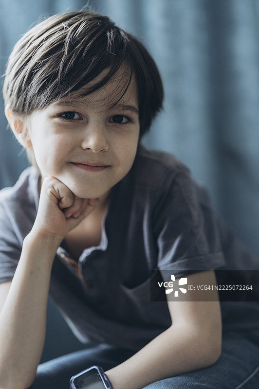 可爱的孩子在家里微笑着随意的肖像图片素材