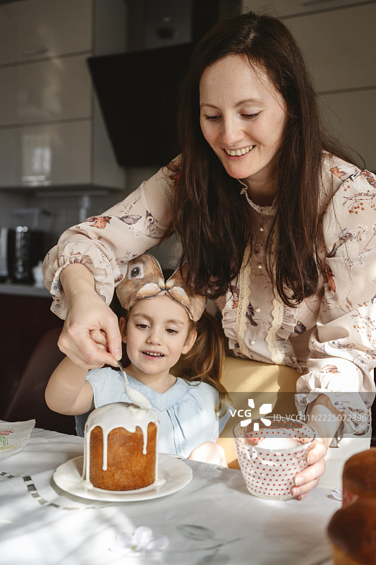 妈妈和女儿在厨房里一起做饭图片素材
