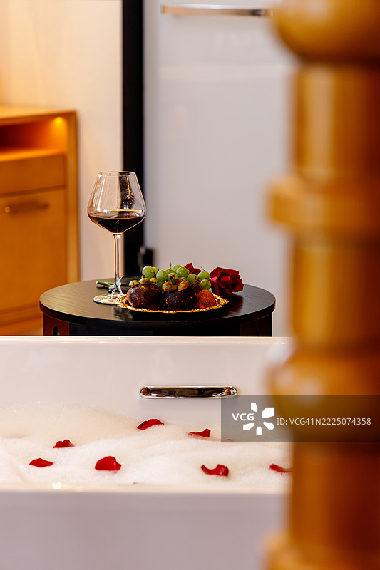 酒店房间里的白色浴缸图片素材