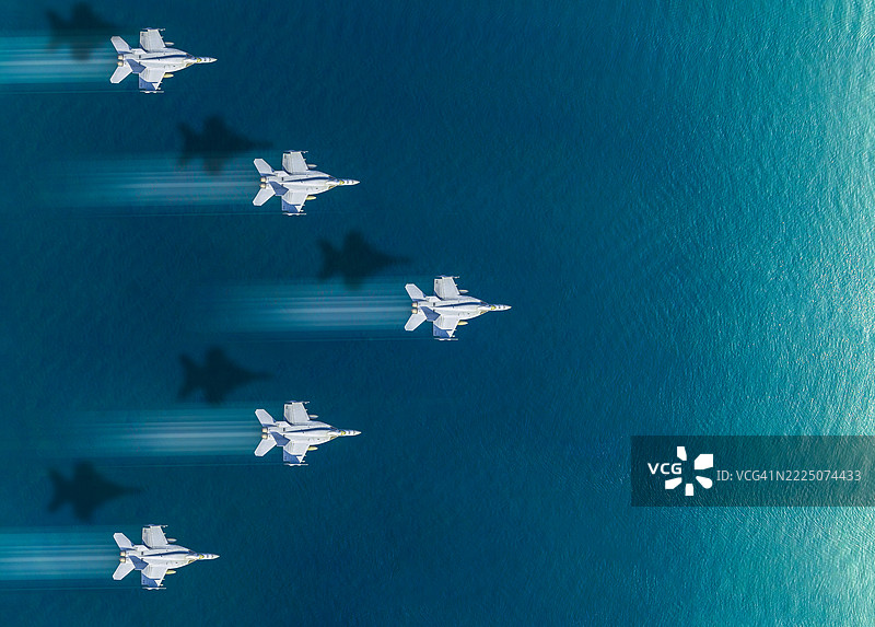 空军飞越海洋。战争和国际领土防御的概念。图片素材