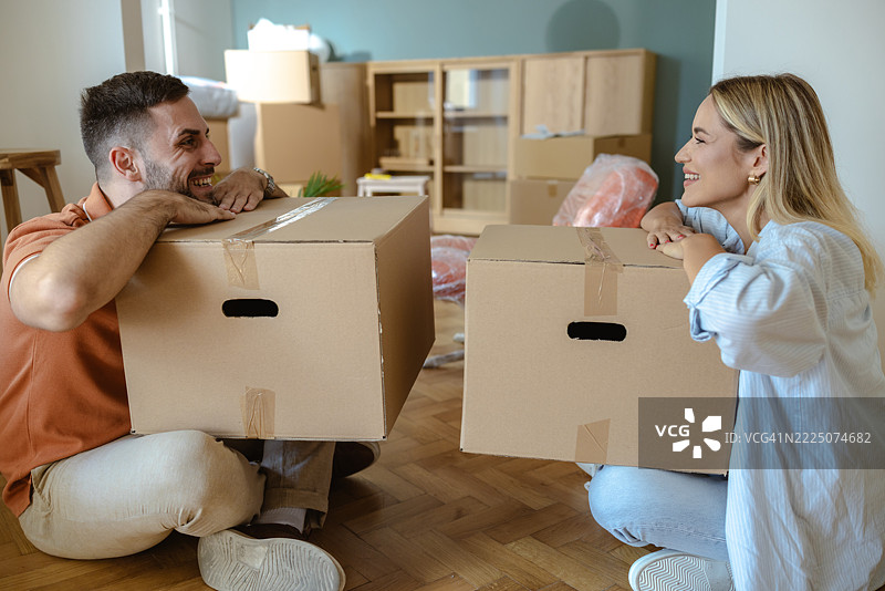 一对情侣在新家 unpacking 时享受共度的时光图片素材